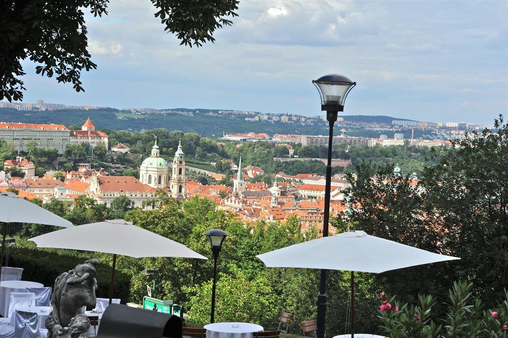Nebozizek Hotel A Restaurant Praga Esterno foto