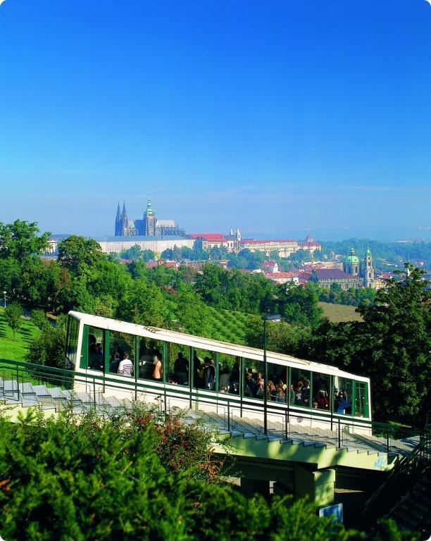 Nebozizek Hotel A Restaurant Praga Esterno foto