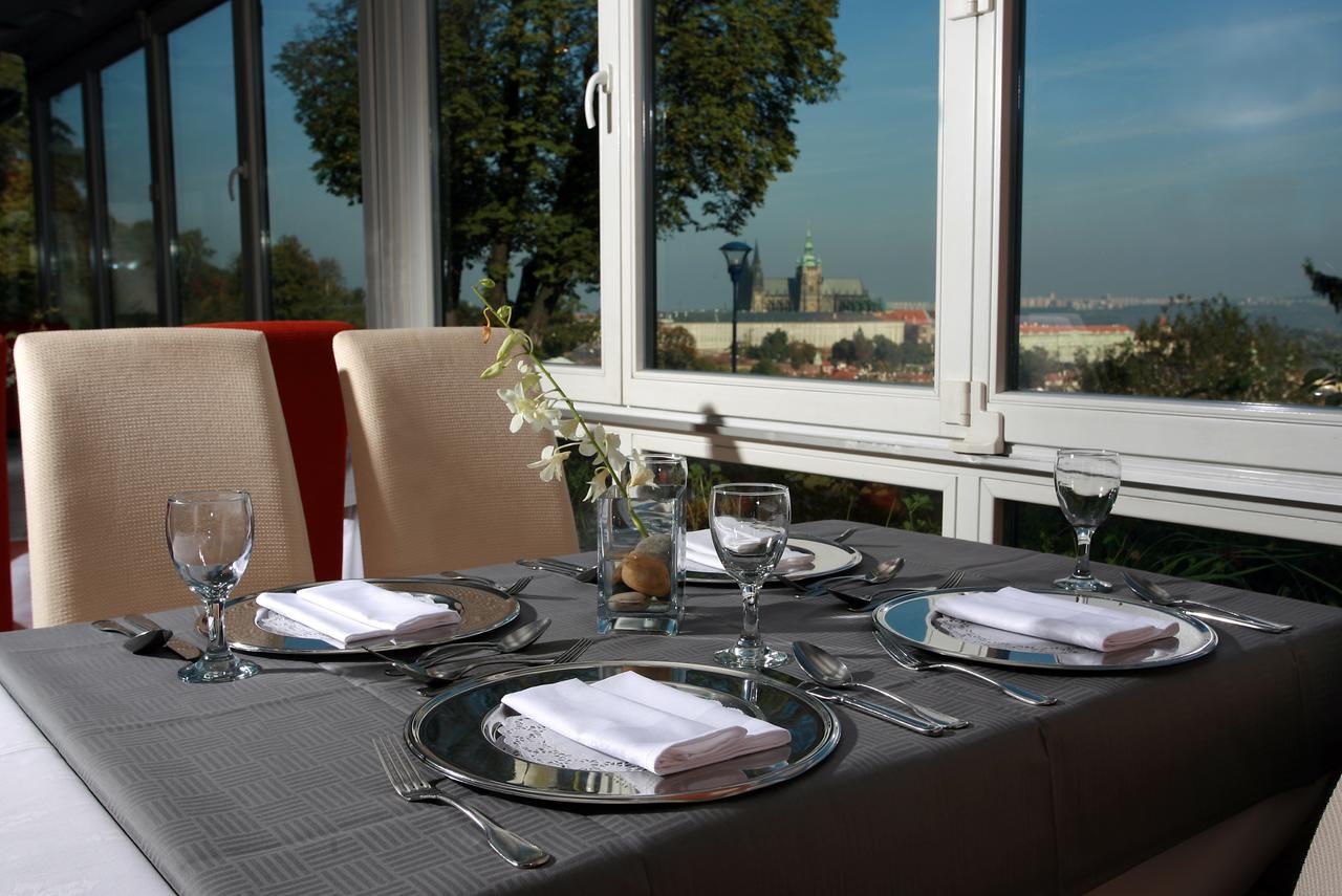 Nebozizek Hotel A Restaurant Praga Esterno foto